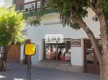 Casa · 242m² · 8 Ambientes · 1 Cochera · Venta Casa con Local Comercial y Deposito