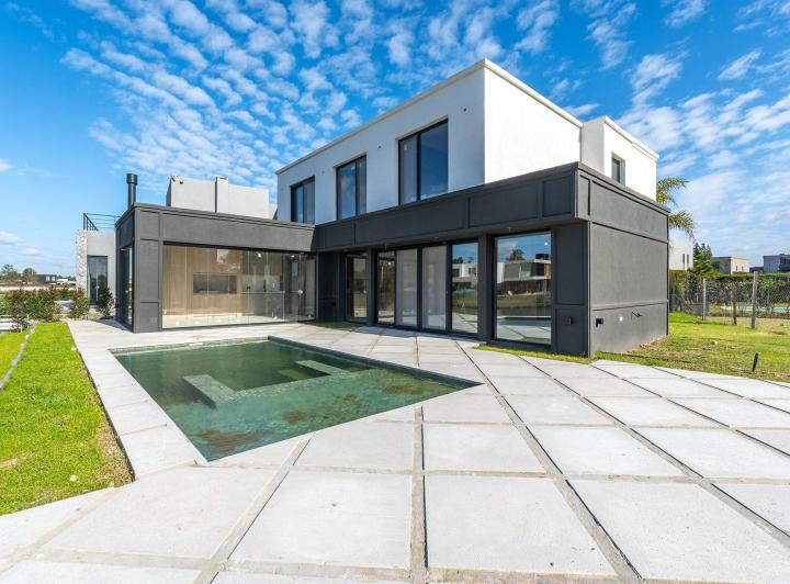 Casa · 235m² · 7 Ambientes · 2 Cocheras