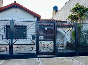 Casa · 142m² · 6 Ambientes · En Venta - Chalet 6 Amb - Excelente Ubicación