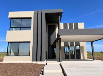 Casa · 700m² · 6 Ambientes · 2 Cocheras · Casa en Saint Thomas
