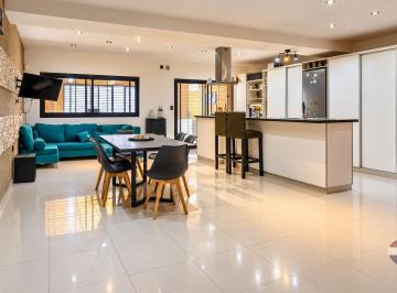 Casa · 190m² · 5 Ambientes · 2 Cocheras · Casa de 3 Dorm. en Venta La Plata, Quincho