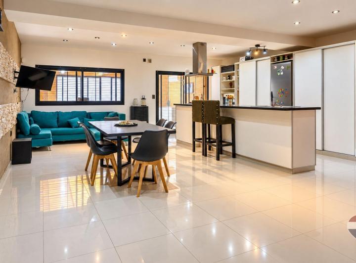 Casa · 190m² · 5 Ambientes · 2 Cocheras