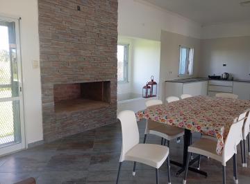 Casa de 4 ambientes, Oliveros · Casa Amplia con Pileta en Barrio Privado