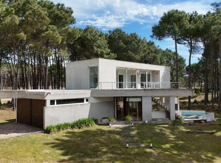 Casa · 210m² · 3 Dormitorios · 2 Cocheras