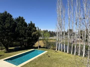 Casa · 234m² · 6 Ambientes · 4 Cocheras · Casa en Venta o Alquiler Anual - Barrio La Alameda - Al Agua - 4 Dorm
