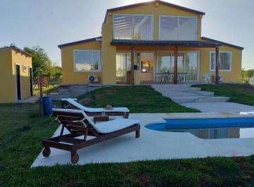 Casa · 215m² · 4 Ambientes · Casa en Venta Campana