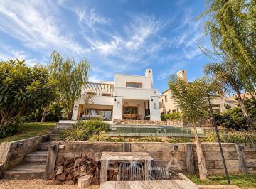 Casa · 426m² · 4 Ambientes · 1 Cochera · Casa en Venta en Carpinchos, Nordelta, Tigre