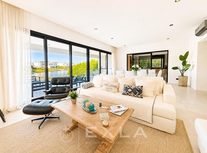 Casa · 360m² · 6 Ambientes · 2 Cocheras