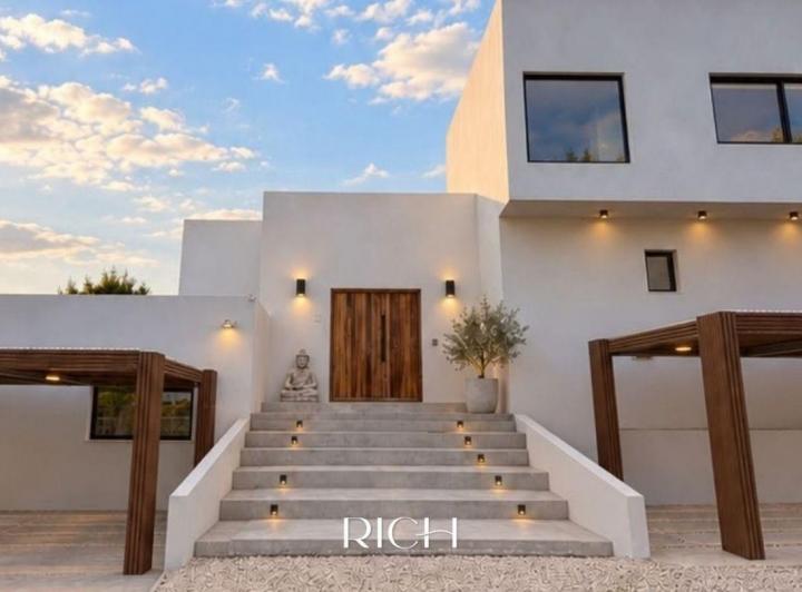 Casa · 350m² · 5 Ambientes · 2 Cocheras
