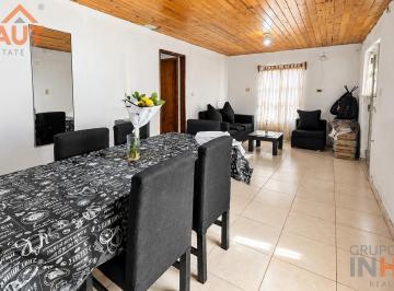 Casa · 61m² · 5 Ambientes · 2 Cocheras · Venta de Casa de Dos Dorm. en Neuquen