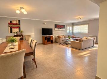 Casa · 226m² · 7 Ambientes · 2 Cocheras · Casa en Venta de 4 Dorm. en Tejas Ll con Pileta