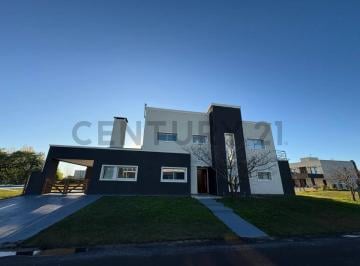 Casa · 242m² · 6 Ambientes · 2 Cocheras · Alquiler Casa en Barrio Cruz del Sur