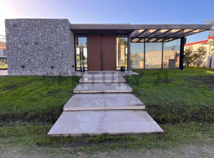 Casa · 270m² · 4 Ambientes · 1 Cochera