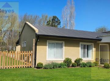 Casa · 140m² · 4 Ambientes · 4 Cocheras · Casa en Venta con Pileta en Parque Las Naciones