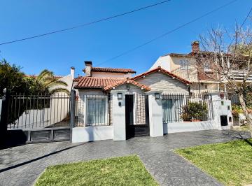 Casa de 4 ambientes, Mar del Plata · Casa en Venta en Los Troncos Totalmente Reciclada con Pileta