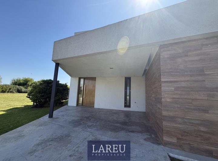 Casa · 217m² · 5 Ambientes · 2 Cocheras