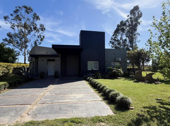 Casa · 793m² · 3 Dormitorios · 2 Cocheras