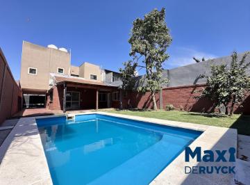 Casa · 215m² · 5 Ambientes · 2 Cocheras · Casa 5 Ambientes con Pileta y Quincho