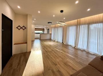 Casa · 180m² · 5 Ambientes · 4 Cocheras · Venta/alquiler - Casa - 3 Dorm.