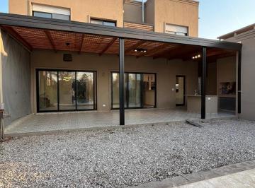 Casa · 180m² · 5 Ambientes · 4 Cocheras · Venta/alquiler - Casa - 3 Dorm.