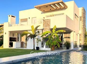 Casa · 214m² · 5 Ambientes · 3 Cocheras · Casa con 3 Dorm. Dependencia Sobre Lote Interno en Alquiler, Barrio San Rafael Villanueva