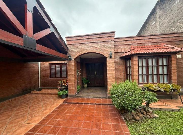 Casa · 180m² · 7 Ambientes · 1 Cochera