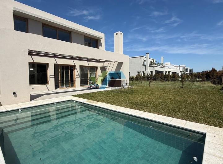 Casa · 332m² · 5 Ambientes · 2 Cocheras