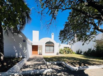 Casa · 276m² · 5 Ambientes · 4 Cocheras · Alquiler - Casa en Una Planta con Pileta y Quincho - Barrio Urca