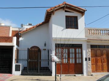 Casa de 4 ambientes, Luzuriaga · Casa Duplex de 4 Dorm. en Luzuriaga