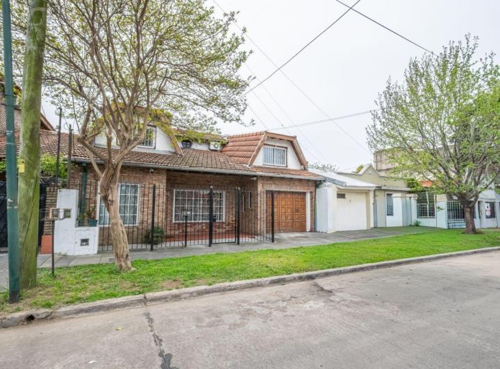 Casa · 230m² · 6 Ambientes · 1 Cochera