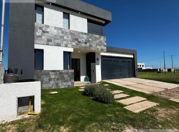 Casa · 254m² · 5 Ambientes · 2 Cocheras · Exclusiva Casa en Campos de Manantiales