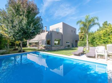 Casa · 199m² · 6 Ambientes · Venta Casa 6 Ambientes con Pileta en Ayres Plaza