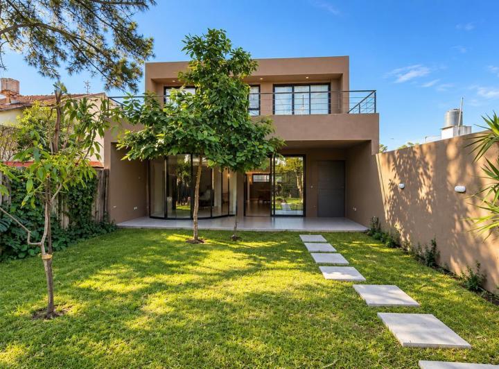 Casa · 200m² · 6 Ambientes · 2 Cocheras