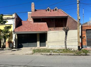 Casa · 330m² · 4 Ambientes · 1 Cochera · Casa con Quincho y Pileta, Calle Saavedra!