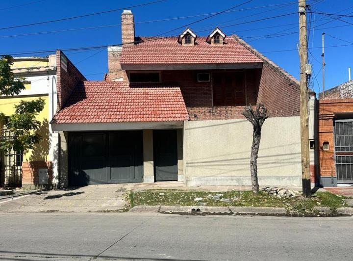 Casa · 330m² · 4 Ambientes · 1 Cochera