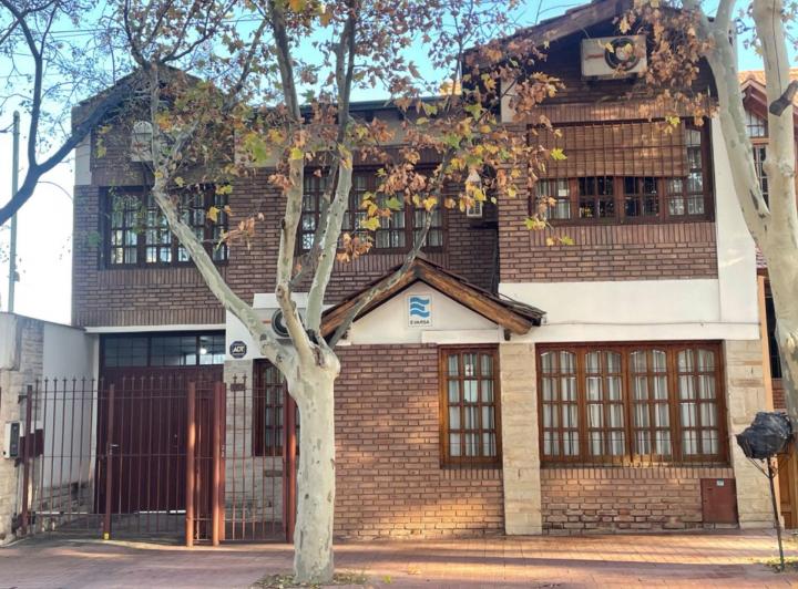 Casa · 500m² · 6 Ambientes · 3 Cocheras