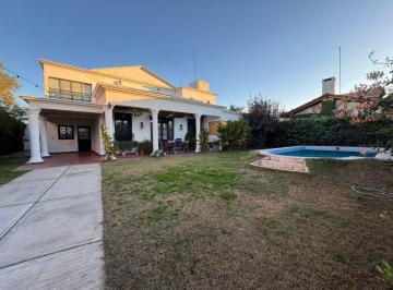 Casa · 255m² · 6 Ambientes · 2 Cocheras · Casa 6 Ambientes en Venta en Guaymallen con Pileta