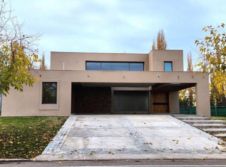 Casa · 557m² · 6 Ambientes · 1 Cochera
