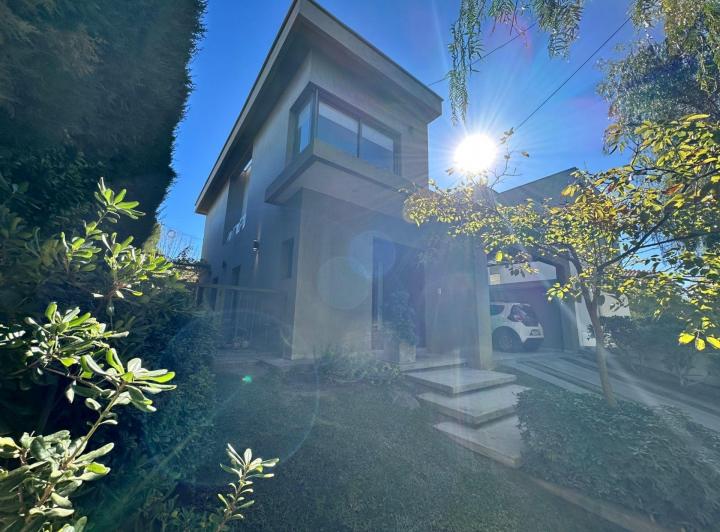 Casa · 164m² · 6 Ambientes · 2 Cocheras