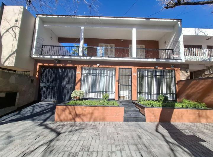 Casa · 270m² · 8 Ambientes · 3 Cocheras