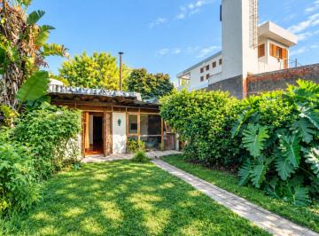 Casa · 100m² · 4 Ambientes · 1 Cochera · Venta de Casa de 3 Dorm. y 600 m de Jardin
