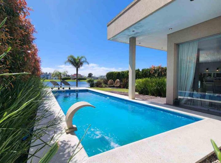Casa · 407m² · 6 Ambientes · 5 Cocheras