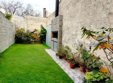 Casa · 104m² · 5 Ambientes · 1 Cochera · Casa 3 Dorm. con Jardín y Parrillero – Cura