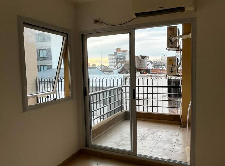 Alquiler Dos Ambientes Super Luminoso con Balcón