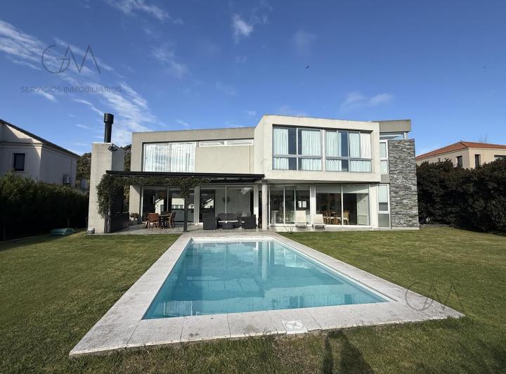 Casa · 300m² · 4 Ambientes