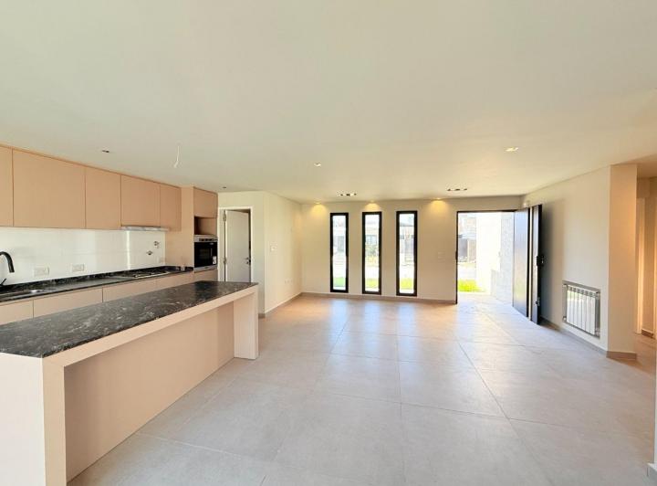 Casa · 114m² · 4 Ambientes · 2 Cocheras
