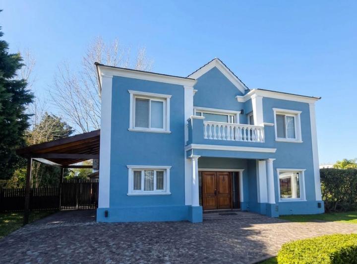 Casa · 303m² · 6 Ambientes · 1 Cochera