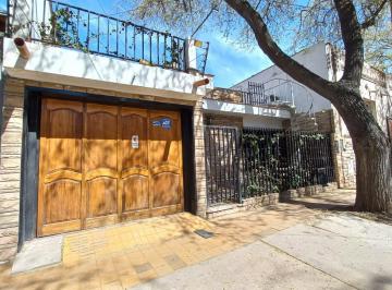 Casa · 266m² · 8 Ambientes · 1 Cochera · Casa en Venta con Departamento - Guaymallén