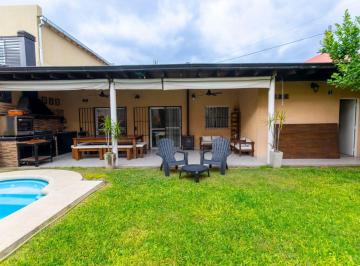 Casa · 151m² · 4 Ambientes · 2 Cocheras · Venta Casa con Parque y Pileta | Apta Crédito