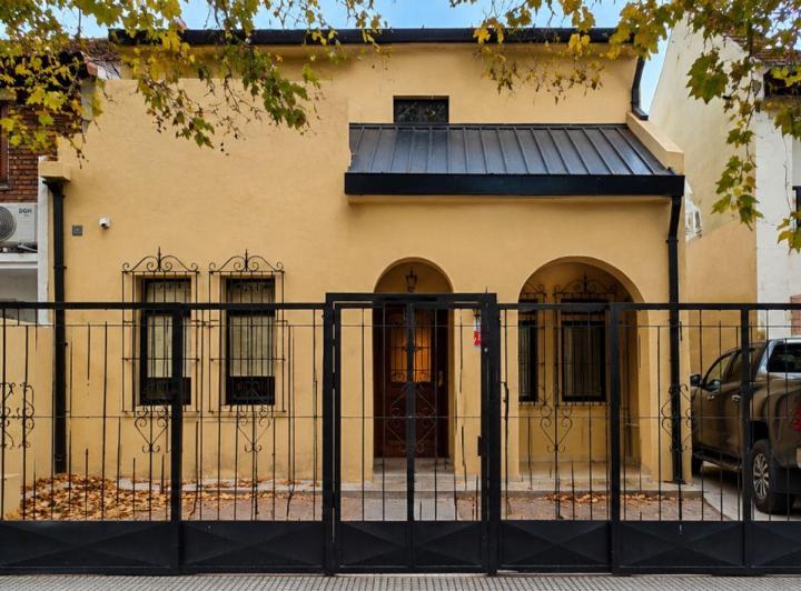 Casa · 244m² · 6 Ambientes · 5 Cocheras